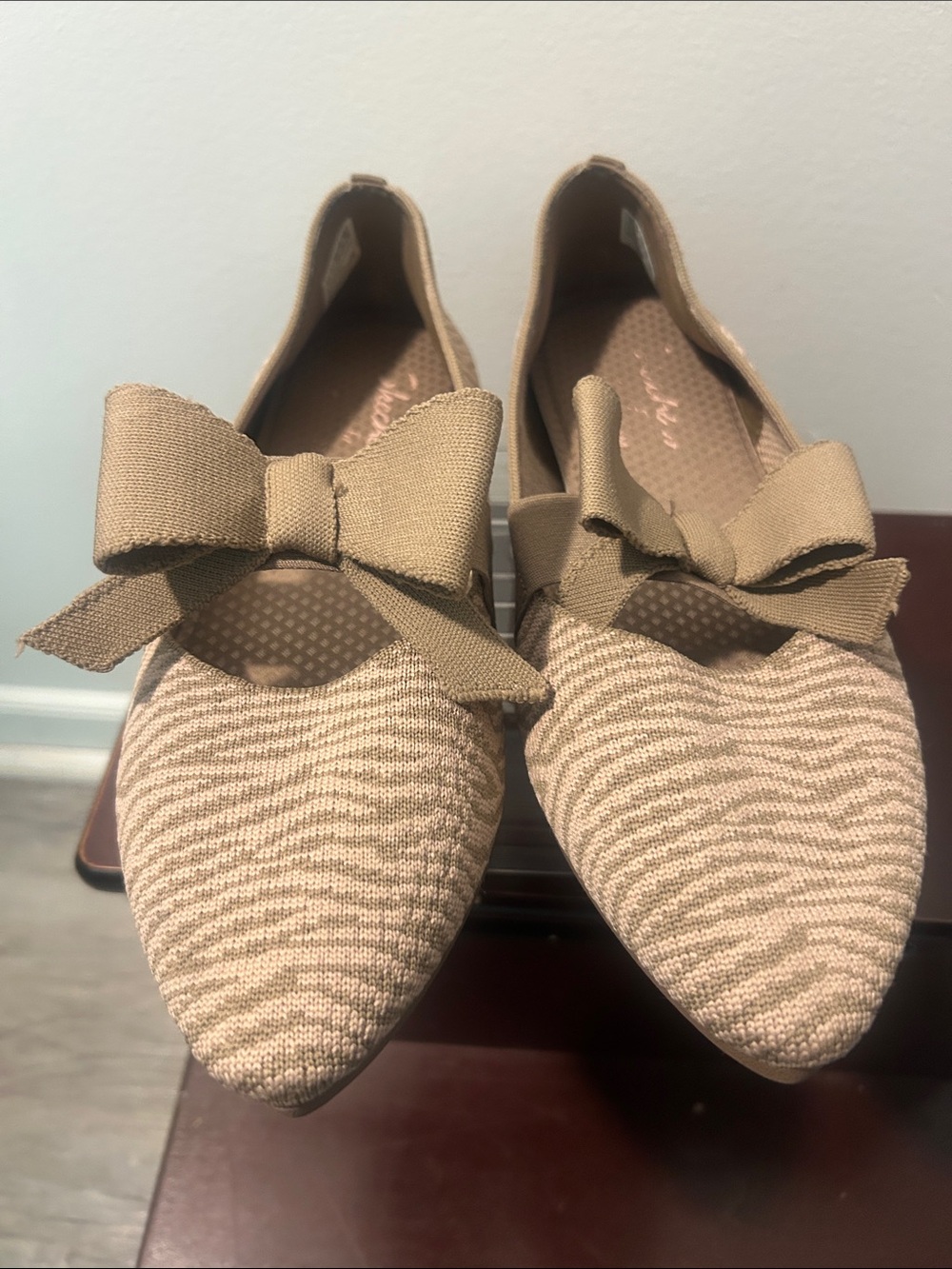 Skechers Women's Beige Bow Pointed-Toe Flats